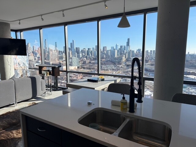 Building Photo - 860 W Blackhawk St