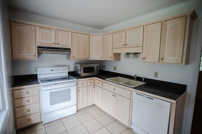 Building Photo - Spacious Blacksburg Townhome – Prime Location Near VT & Shopping