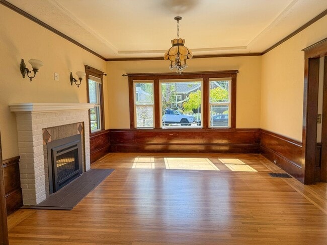 Building Photo - Charming 2-bedroom, 2-bathroom Burlingame ...