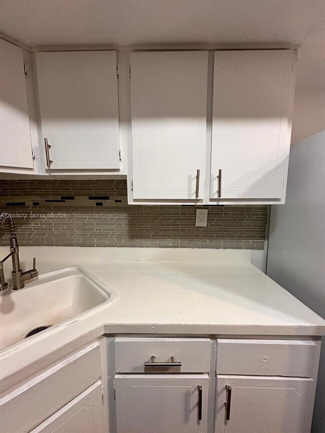 Building Photo - 5540 SW 38th Ct