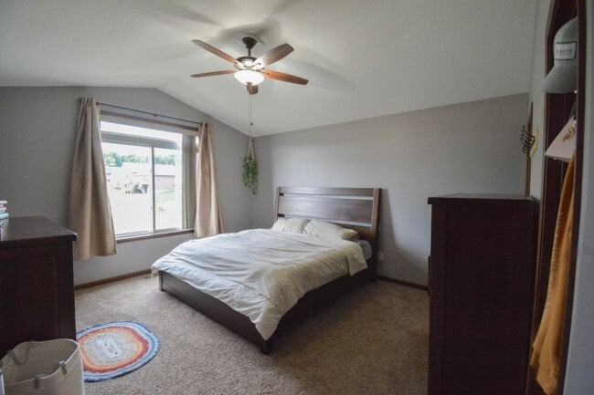 Building Photo - Spacious 5BR in NW Rochester w/ Fenced Yard!