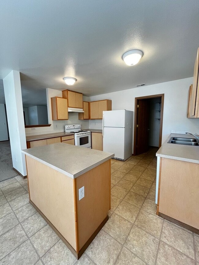 Building Photo - Gorgeous House in a Family-Friendly neighb...