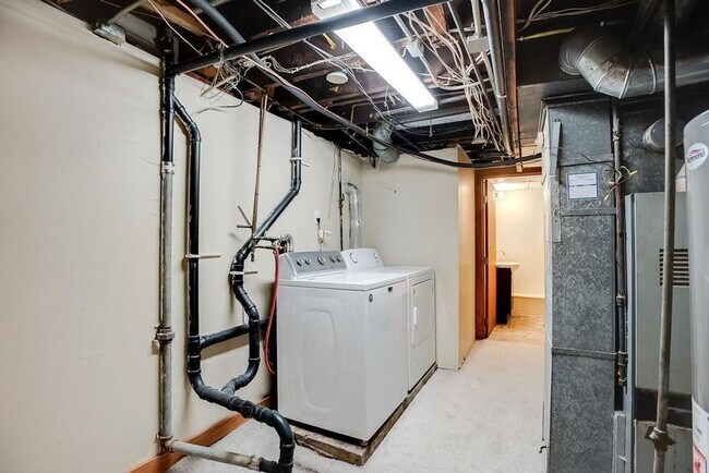 Building Photo - 6 bedroom 2 bathroom available 06/01/2026