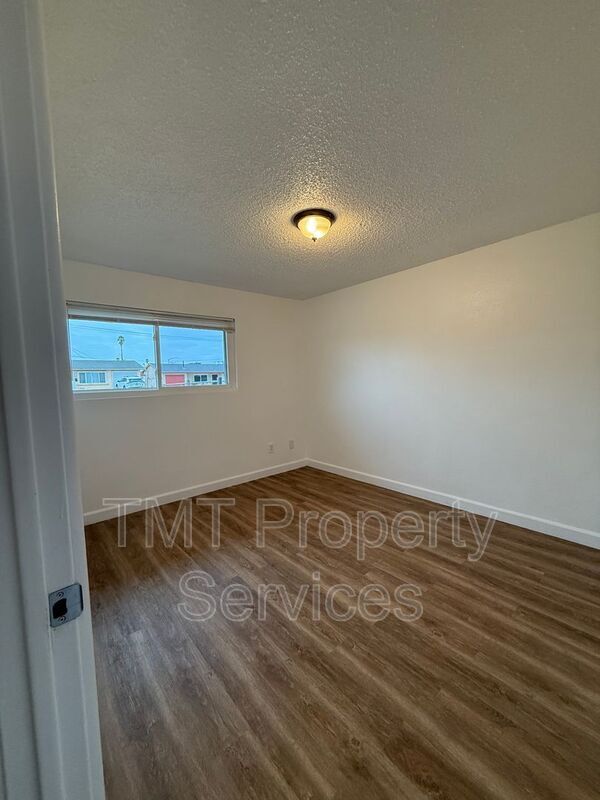 Building Photo - 803 W Harding Ave