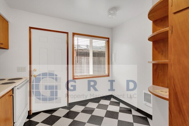 Building Photo - One Bedroom Apartment Available - Montavil...
