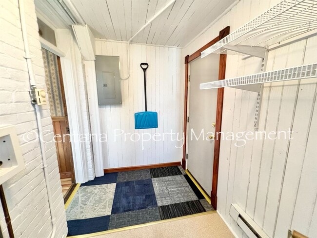 Building Photo - Historic home centrally located and beauti...