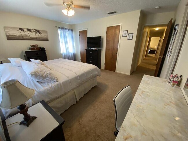 Building Photo - 5510 Greentree Ave