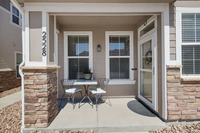 Building Photo - This 3 bed 2.5 bath townhome offers a perf...