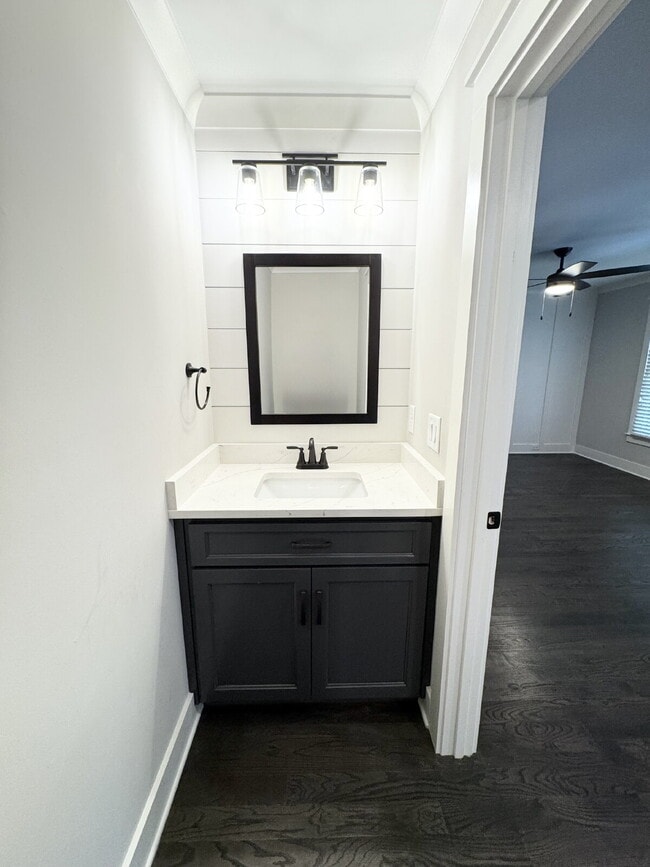 Building Photo - Single Bedroom Charmer