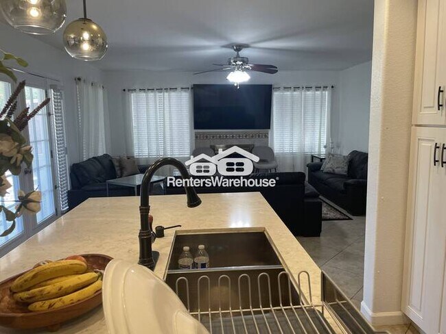 Building Photo - Hillcrest Beauty 4bed 3bath P00L Grass Bac...