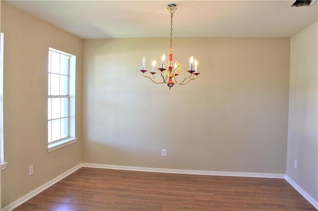 Building Photo - 2011 Lantana Dr