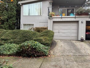 Building Photo - Spacious ground level 1br/1ba Apt with attached garage and washer/dryer in unit