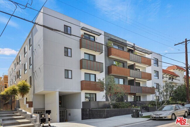 Building Photo - 1319 N Martel Ave