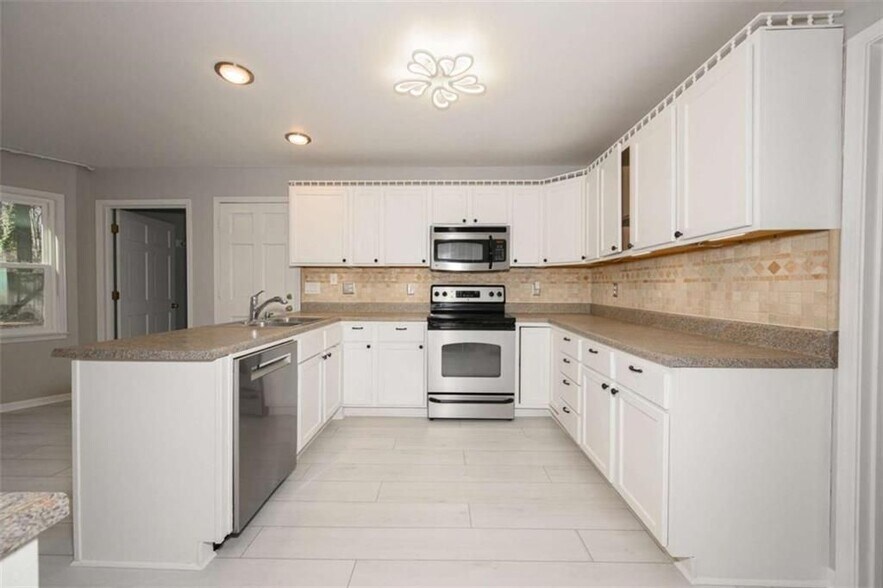 Building Photo - 151 N Lakeside Dr NW