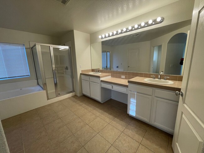 Building Photo - Victorville- Tanamera Home-  4 Bedrooms, 3...