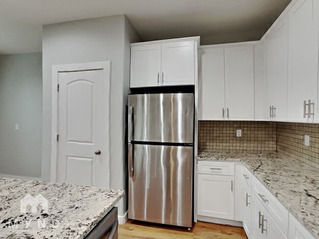 Building Photo - 712 Perry Ave