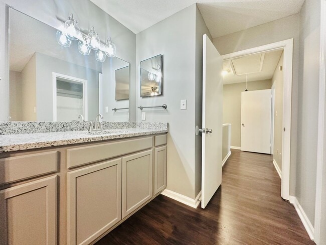 Building Photo - Newly Renovated 2 Bed, 2.5 Bath Chapel Hil...