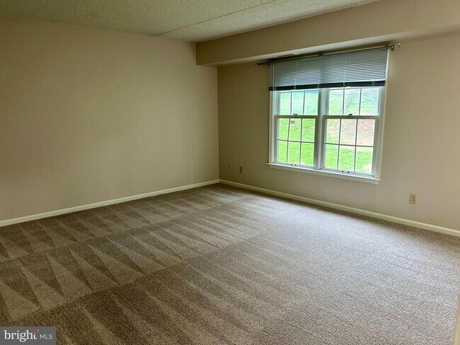 Building Photo - 1905 N Glen Dr