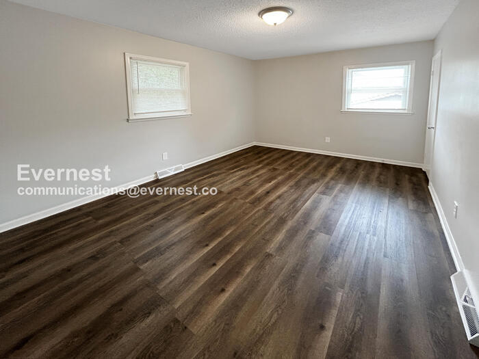 Building Photo - 542 Newcastle Rd