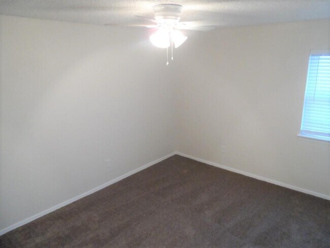 Building Photo - 1331 Glen Oaks Ct