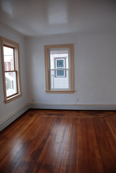 Building Photo - 381 Pine St
