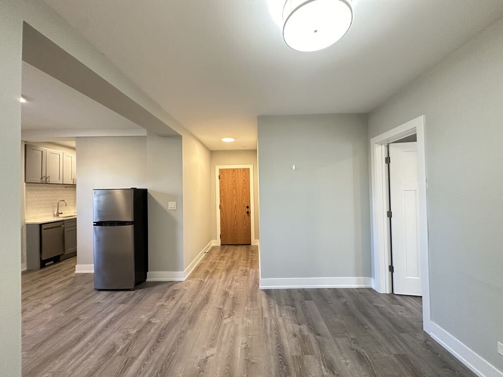 Building Photo - 545 W Belmont Ave