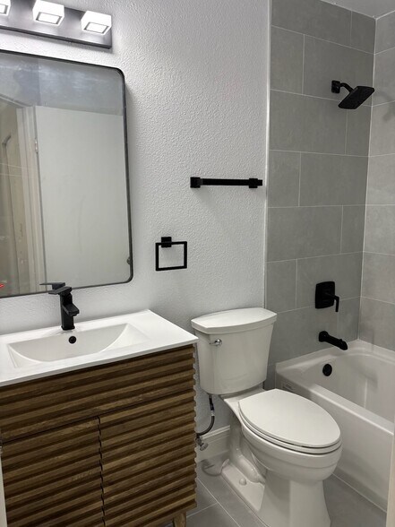 Building Photo - 7617 tamarind ave