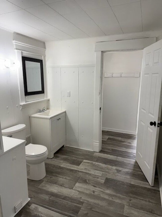 Building Photo - 401 N 5th St