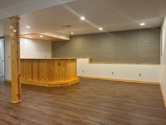 Building Photo - 1100 E Connie Ln