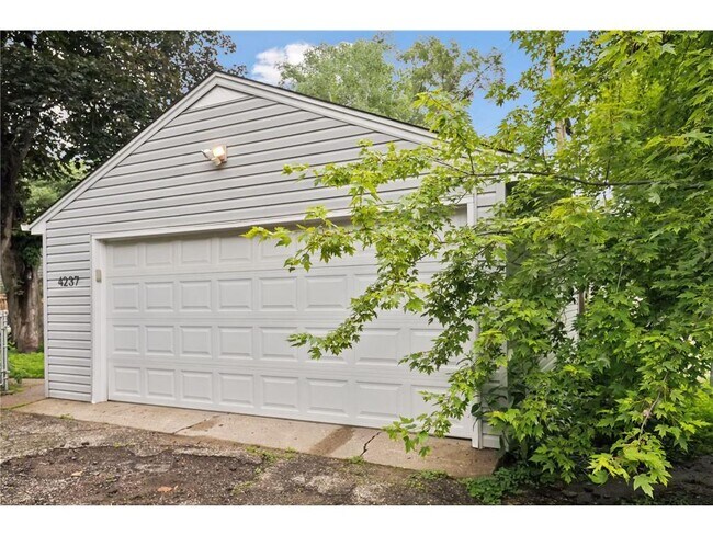 Building Photo - 4237 Ottawa Ave S