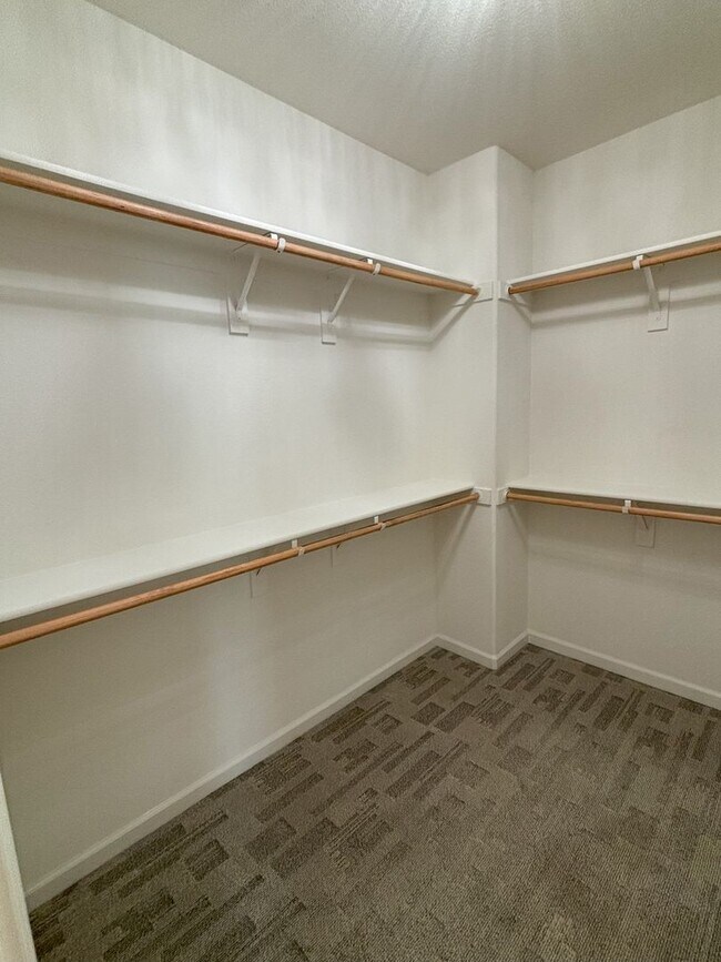 Building Photo - Beautiful Roseville House