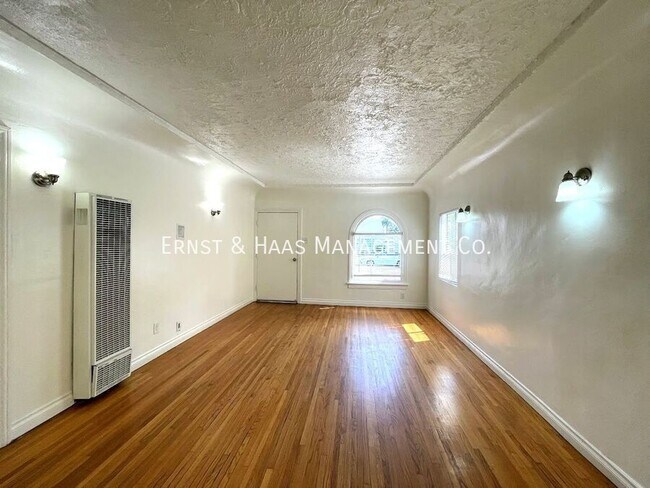 Building Photo - 1411 E Poppy St