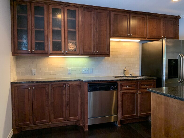 Gorgeous wood cabinets! Travertine tile backsplash! This condo is high end for the Hyde Park area. 407 E 45th St. Austin TX 78751 - 407 E 45th St #116