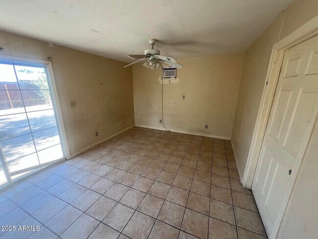 Building Photo - 1237 E Vine Ave
