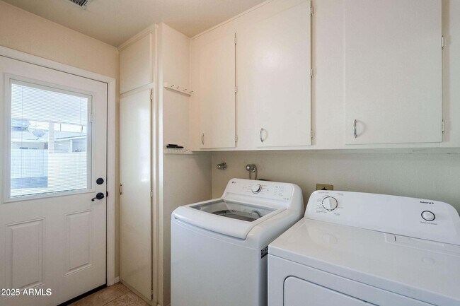 Building Photo - 13611 N Newcastle Dr