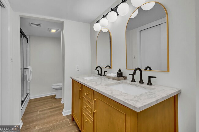 Building Photo - 12 Vista Square NW