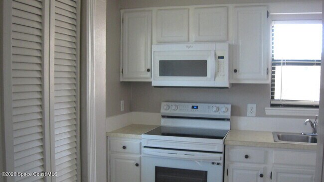 Building Photo - 201 International Dr