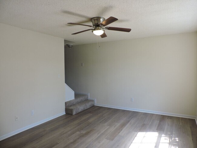 Building Photo - Convenient westside location!