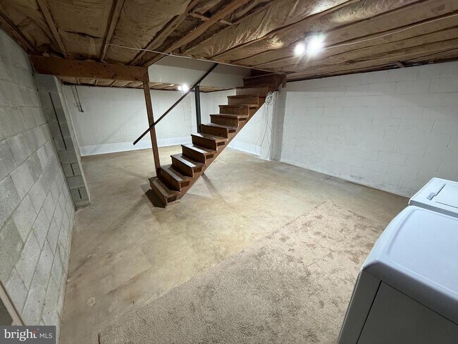 Building Photo - 114 W Vine St