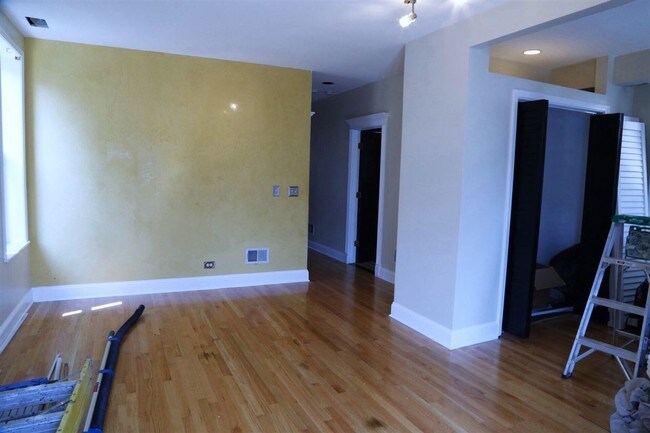 Building Photo - 1033 N Hermitage Ave