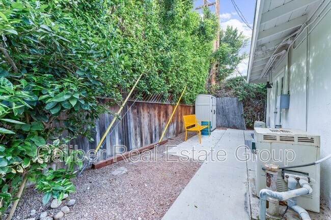 Building Photo - 502 Calle Santa Rosa S