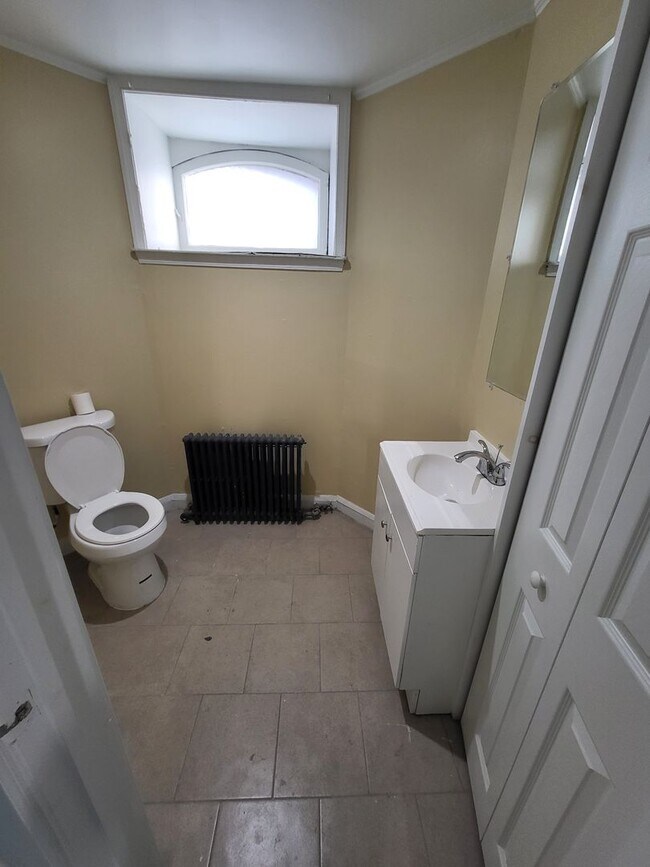 Building Photo - 2 W 21st St