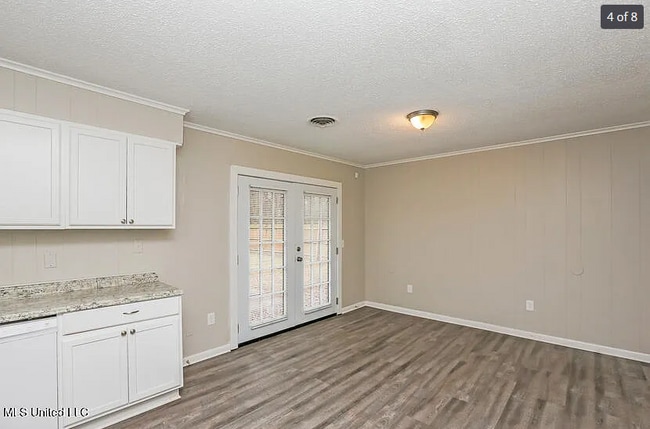 Building Photo - 3102 Longwood Dr