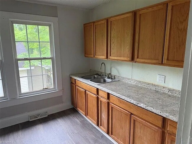 Building Photo - Charming 3 BD / 1.5 BA Home with Finished Basement
