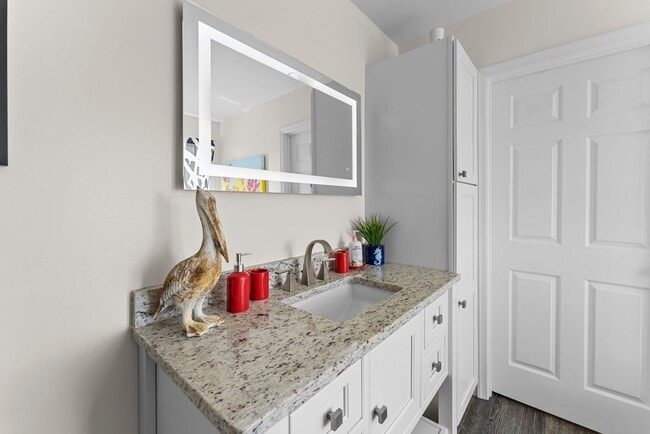 Building Photo - Grand View 115