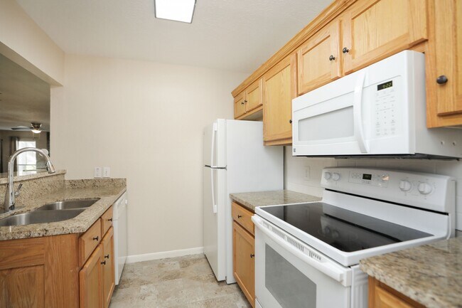 Building Photo - 17401 Red Oak Dr