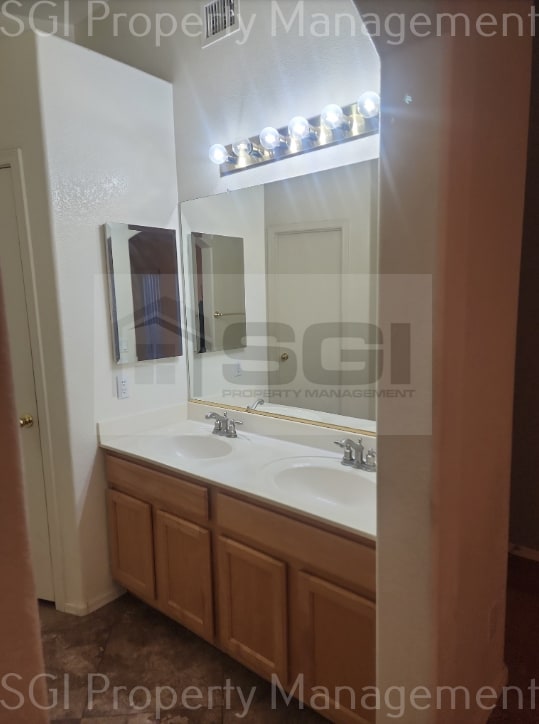 Building Photo - 2016 E Bluefield Ave