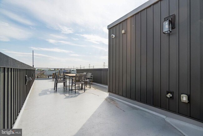 Building Photo - 2409 Oakford St