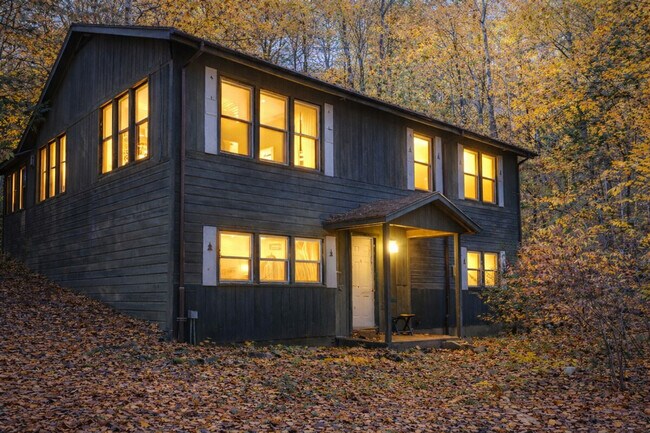 Building Photo - 4155 Lake Shore Dr