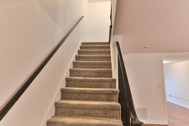 Building Photo - 3 Bedroom with Parking on Berryhill